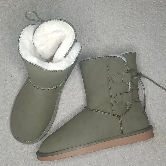 Nautica Shoes - Nautica NWOT green winter boot with back ties